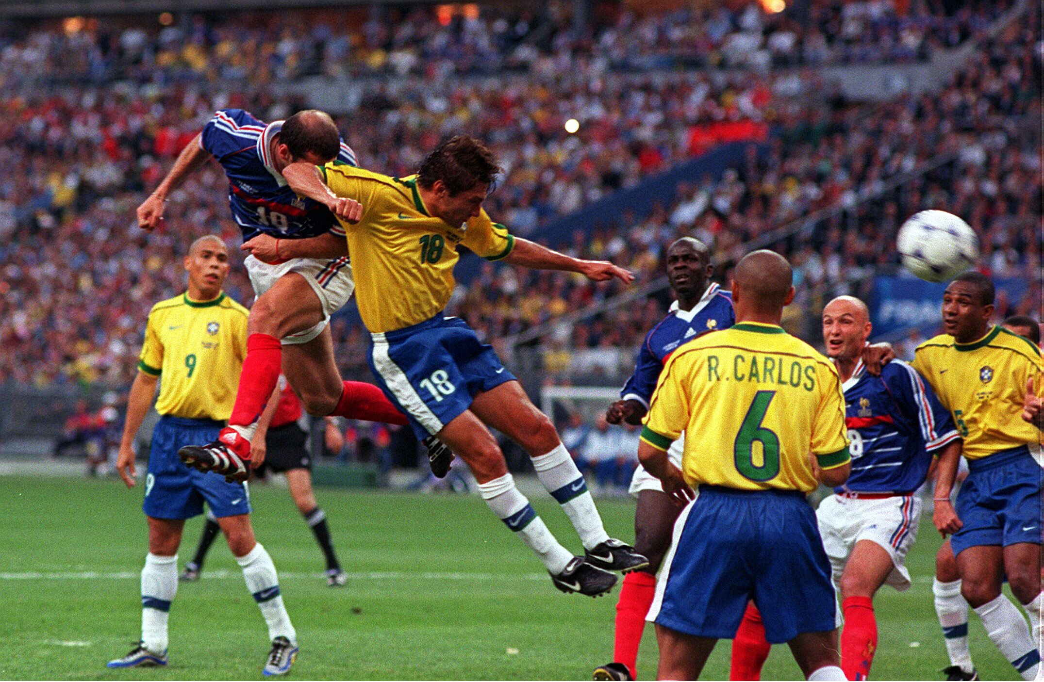 Zinedine Zidane postiže gol u finalu Svjetskog prvenstva 1998. u kojem je Francuska svladala Brazil s 3:0 (John Sibley / Action Images)